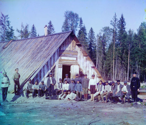 Prisonniers de guerre autrichiens devant une baraque d’un camp russe, vers 1915