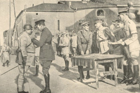 Le général Nivelle (troisième en partant de la droite) avec son état-major lors de la remise de médailles militaires, mai 1917