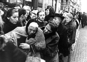 Une vieille femme qui faisait la queue devant un magasin d’alimentation s’effondre, épuisée par la faim, Allemagne 1916.