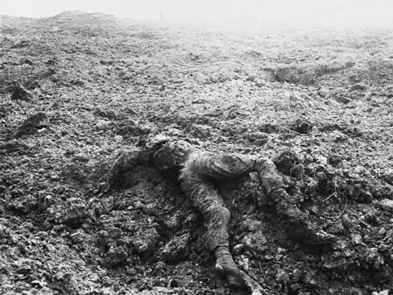 Un soldat mort dans la boue après la bataille de Passchendaele, septembre 1917