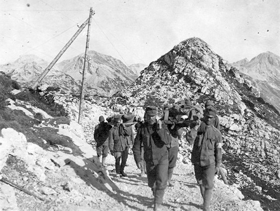 Soldats surplombant le fleuve Isonzo