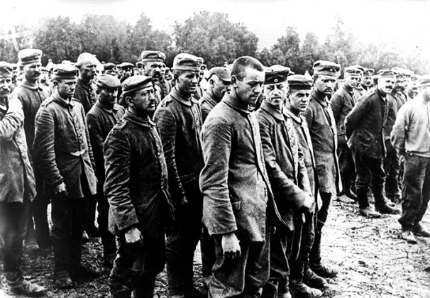 Soldats allemands faits prisonniers par les Britanniques, 1918 : après l’échec de l’offensive Michael au printemps, le moral des troupes allemandes est en berne. De plus en plus de soldats allemands préfèrent être en captivité.