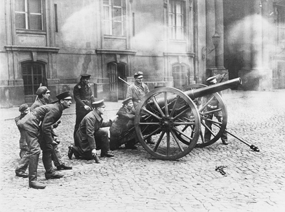 Membres du conseil des ouvriers et des soldats avec une pièce d’artillerie dans une cour du château de Berlin, 9-10 novembre 1918