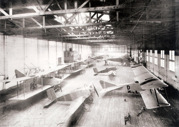 Les usines aéronautiques Albatros à Johannisthal près de Berlin : en 1914, l’entreprise ouvre une filiale (« Ostdeutsche Albatros-Werke ») à Schneidemühl, la ville natale d’Elfriede Kuhr.