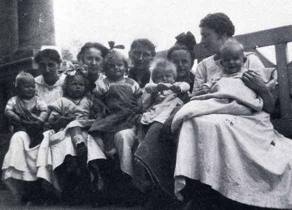 Elfriede Kuhr (à droite) avec des infirmières et des enfants de la pouponnière de Schneidemühl, 1918