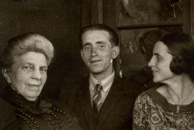 Elfriede Kuhr (à droite) avec sa grand-mère et son frère Willi peu après la fin de la Première Guerre mondiale