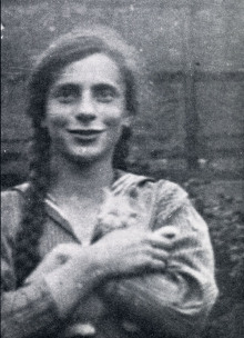 Elfriede Kuhr avec son chat Minka