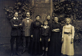 Yves Congar (au milieu) avec sa famille en 1918 : le père de famille déporté début 1918 n’est pas sur cette photo.
