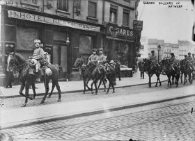 La cavalerie allemande traverse Anvers peu après la capitulation de la ville belge en 1914.