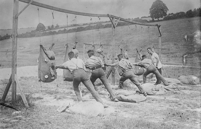 Soldats britanniques faisant leurs classes