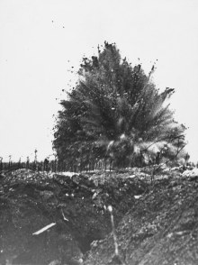 Une mine explose lors des combats de Messines, juin 1917.