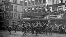 Troupes canadiennes à Mons le 11 novembre 1918, jour de l’armistice