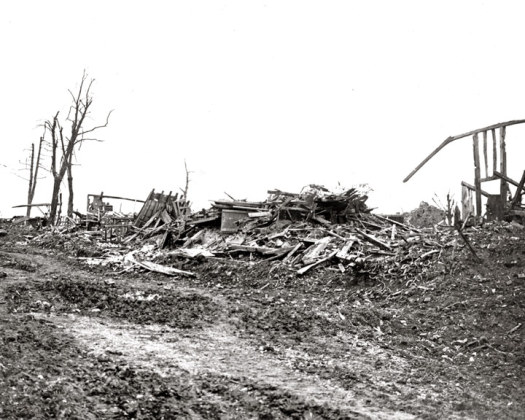 L’ancienne rue principale de Martinpuich après les combats de la Somme, 1916