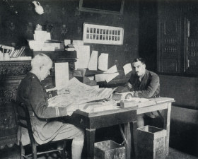 C.E. Montague (à gauche) à son bureau, 1918