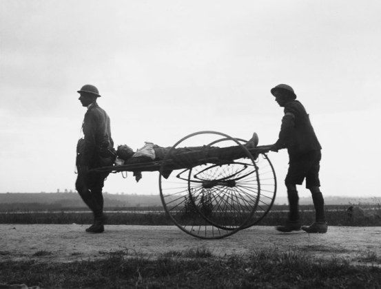 Deux soldats britanniques avec un camarade blessé sur la route entre La Boisselle et Amiens, juillet 1916