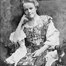 Sarah Macnaughtan (1864-1916)La romancière britannique était déjà infirmière pendant la guerre des Boers. Elle s’engage à nouveau en 1914 comme volontaire auprès de l’armée britannique en Belgique. C’est là-bas, dans les environs d’Ypres, qu’elle subit la première attaque au gaz moutarde en 1915.