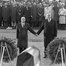 Le 22 septembre 1984, le président  de la République François Mitterrand (à gauche) et le chancelier allemand Helmut Kohl rendent hommage aux soldats tombés pendant la Première Guerre mondiale à Verdun.