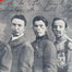 Les « gueules cassées » sont le symbole des séquelles humaines infligées par la Première Guerre mondiale : ces cinq anciens combattants français participent à la signature du traité de Versailles en juin 1919. Leur présence est censée rappeler aux Allemands l’ampleur des souffrances qu’ils ont occasionnées. 