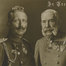 L’empereur d’Allemagne Guillaume II (à gauche) et l’empereur d’Autriche-Hongrie François-Joseph Ier : la devise « In treue Fest » (La force dans la fidélité) souligne le liens qui unit les « empires centraux ».
