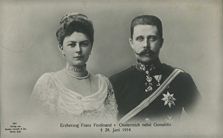 Carte postale représentant l’héritier du trône autrichien, l’archiduc François-Ferdinand et son épouse Sophie von Hohenberg