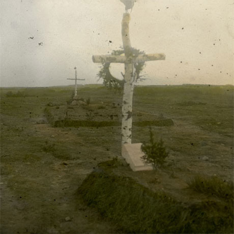 Les fosses communes près de Tannenberg en Prusse orientale