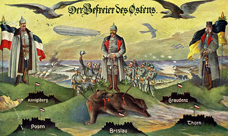 Carte postale représentant Hindenburg entre l’empereur Guillaume II et l’empereur François-Joseph Ier d’Autriche-Hongrie sur la dépouille d’un ours, symbole de la Russie vaincue