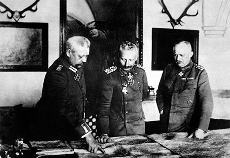 Paul von Hindenburg, l’empereur Guillaume II et Erich Ludendorff étudient une carte d’état-major