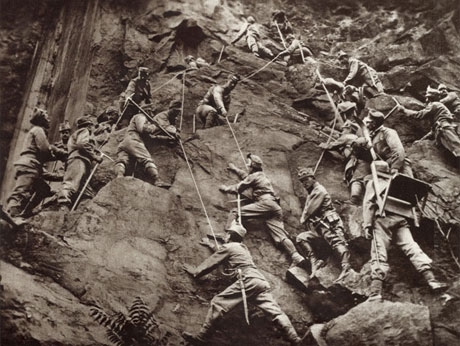 Les troupes autrichiennes escaladent une paroi rocheuse dans le massif de l’Isonzo, 1915