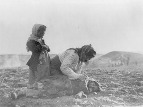 Une femme arménienne se penche sur un enfant mort dans un champ près d’Alep