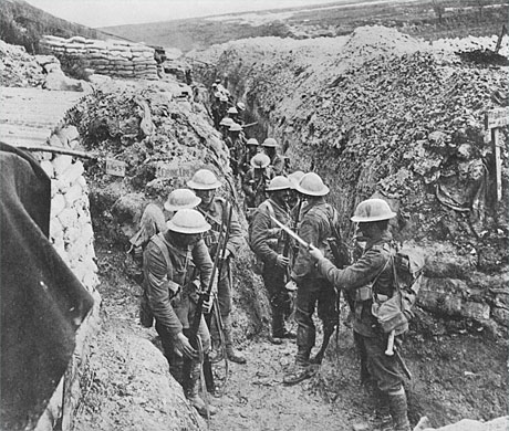 Dans les tranchées, les troupes du régiment britannique des Fusiliers du Lancashire se préparent à l’assaut le 1er juillet 1916 