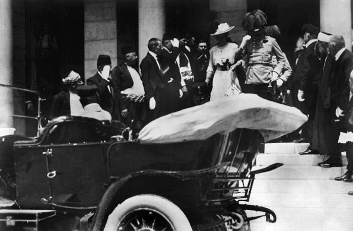 L’héritier de la couronne d’Autriche-Hongrie et son épouse quittent un bâtiment