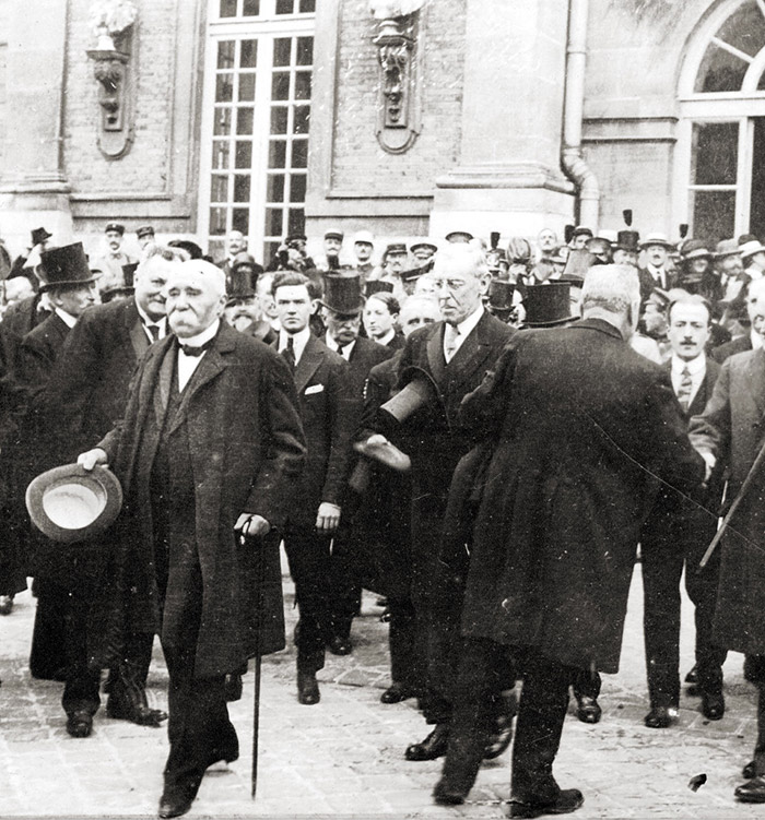 Le président du conseil Georges Clémenceau, le premier ministre britannique David Lloyd George et le président américain Woodrow Wilson quittent le château de Versailles