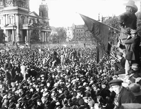 Vue de la foule rassemblée au Lustgarten de Berlin en août 1919 pour manifester contre les conditions imposées par le Traité de Versailles