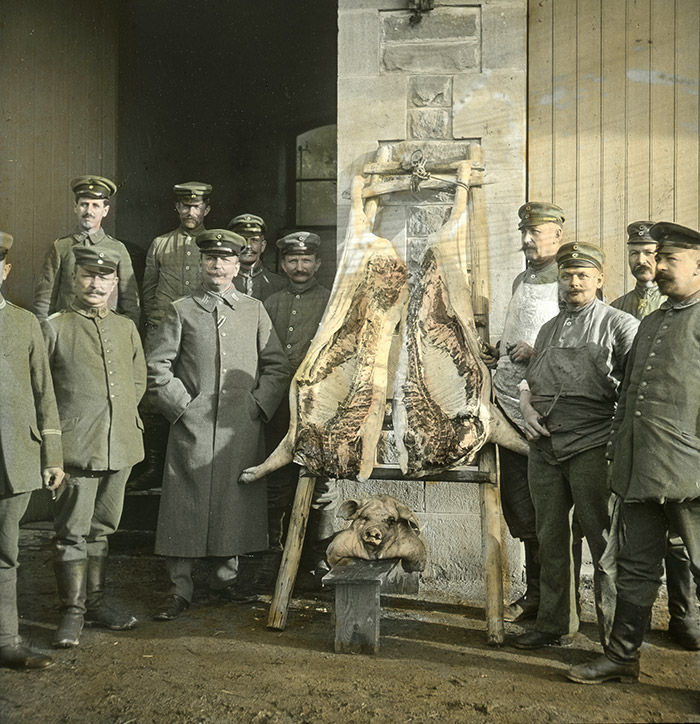 Soldats allemands tuant le cochon