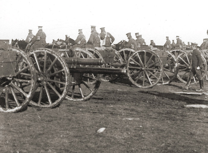 L’artillerie canadienne en route pour le front