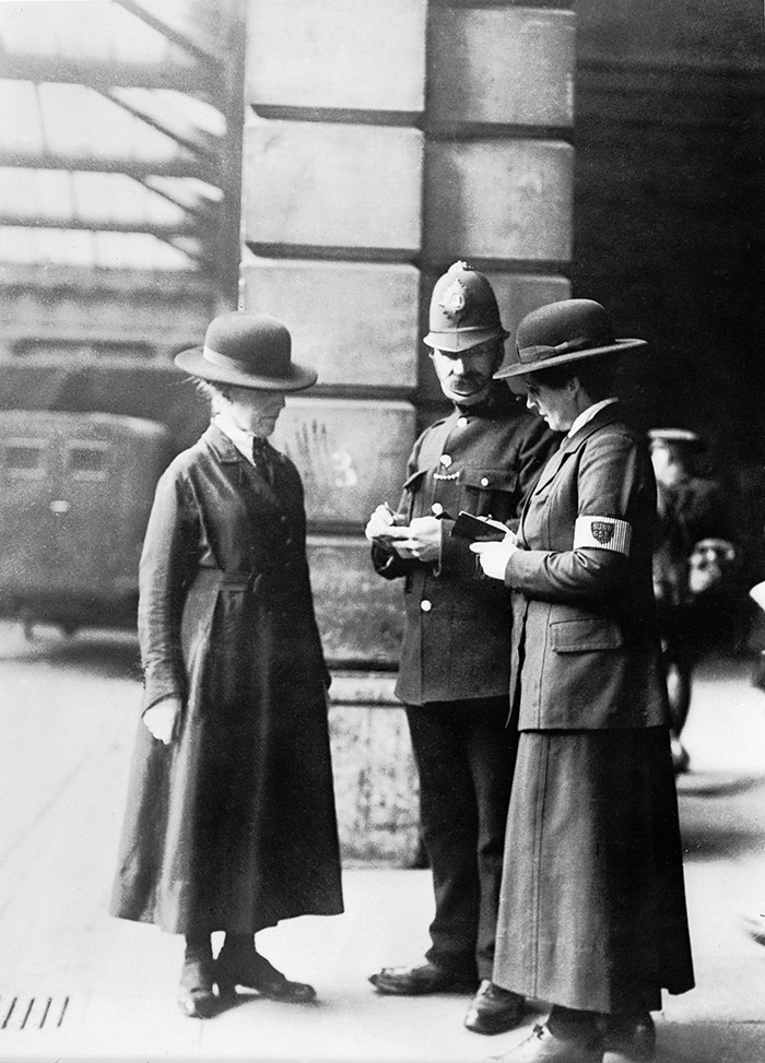 Femmes britanniques policières à côté d’un policier