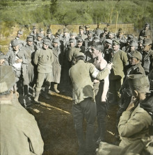 Soldats autrichiens examinés par des médecins