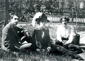 Ethel Cooper (au centre) avec Sandor Vas (à gauche) et Nora Thomas, vers 1914
